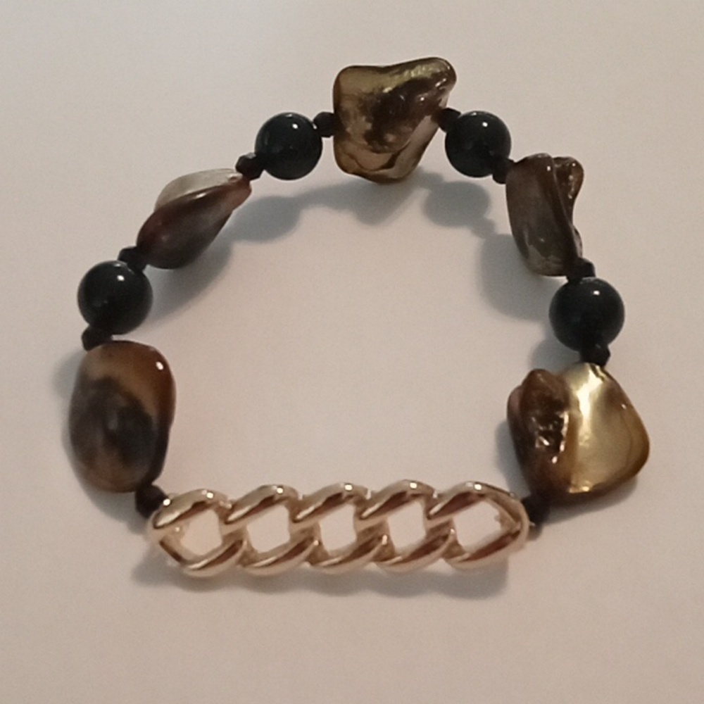 #917 Gold Tone, Genuine Shell & Acrylic Beaded, Stretch Bracelet. Size:7